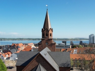 by-centrum-fjord-fjordtårnet-kirken-holbaek-dag-dronefoto-tslfilm-tsl-film-ID123 by-centrum-fjord-fjordtårnet-kirken-holbaek-dag-dronefoto-tslfilm-tsl-film