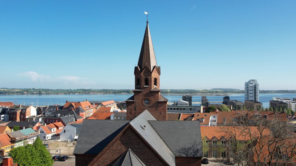 by-centrum-fjord-fjordt&aring;rnet-kirken-holbaek-dag-dronefoto-tslfilm-tsl-film