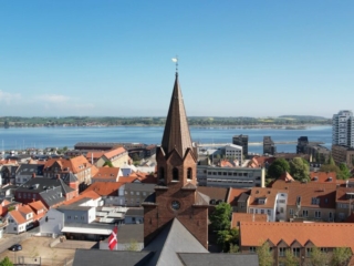 by-centrum-fjord-fjordtårnet-kirken-holbaek-dag-dronefoto-tslfilm-tsl-film-ID124 by-centrum-fjord-fjordtårnet-kirken-holbaek-dag-dronefoto-tslfilm-tsl-film