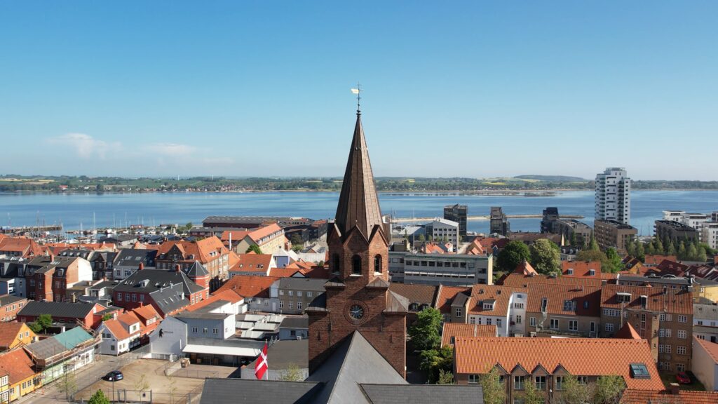 by-centrum-fjord-fjordt&aring;rnet-kirken-holbaek-dag-dronefoto-tslfilm-tsl-film