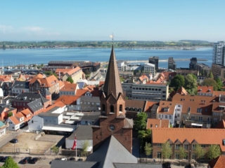 by-centrum-fjord-fjordtårnet-kirken-holbaek-dag-dronefoto-tslfilm-tsl-film-ID125 by-centrum-fjord-fjordtårnet-kirken-holbaek-dag-dronefoto-tslfilm-tsl-film