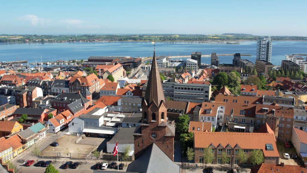 by-centrum-fjord-fjordt&aring;rnet-kirken-holbaek-dag-dronefoto-tslfilm-tsl-film