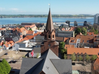 by-centrum-fjord-fjordtårnet-kirken-holbaek-dag-dronefoto-tslfilm-tsl-film-ID127 by-centrum-fjord-fjordtårnet-kirken-holbaek-dag-dronefoto-tslfilm-tsl-film