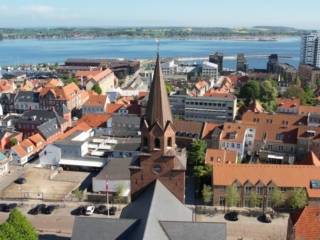by-centrum-fjord-fjordtårnet-kirken-holbaek-dag-dronefoto-tslfilm-tsl-film-ID128 by-centrum-fjord-fjordtårnet-kirken-holbaek-dag-dronefoto-tslfilm-tsl-film