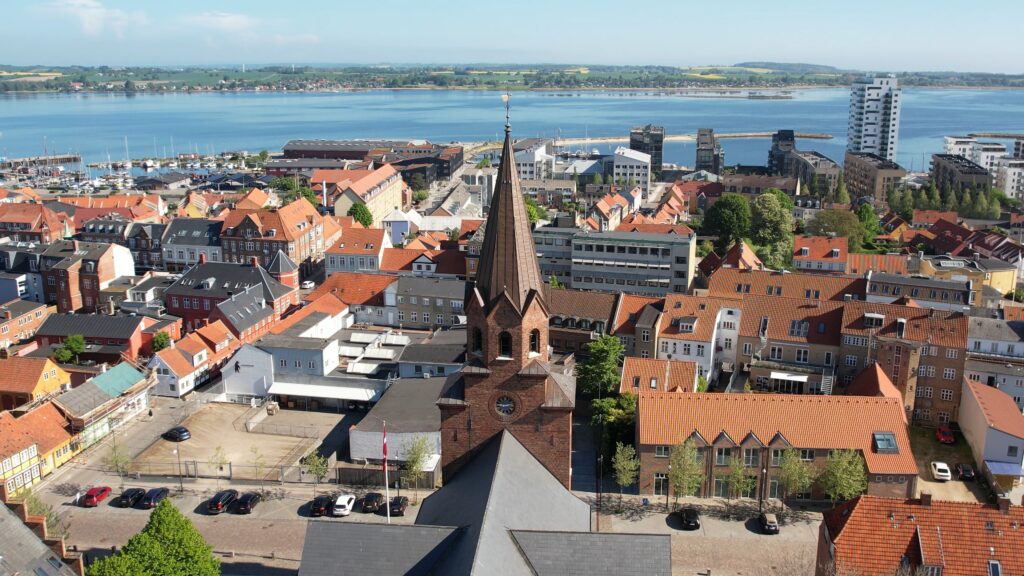 by-centrum-fjord-fjordt&aring;rnet-kirken-holbaek-dag-dronefoto-tslfilm-tsl-film