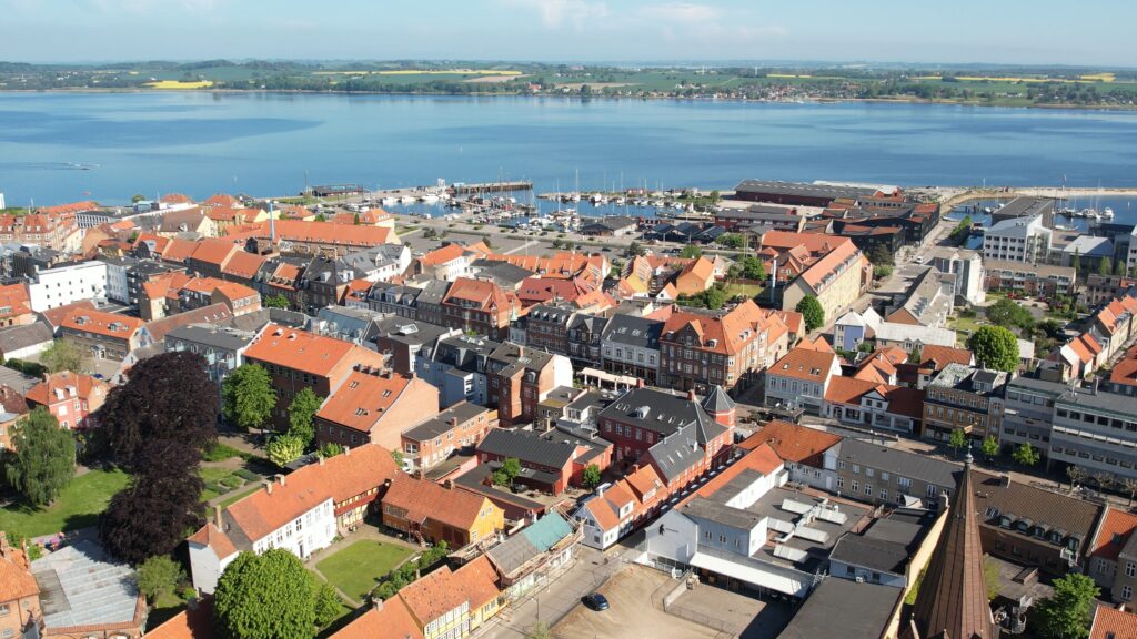 by-centrum-fjord-gammel-havn-holbaek-dag-dronefoto-tslfilm-tsl-film