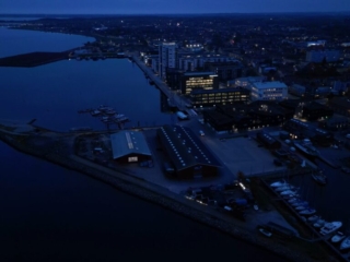 by-centrum-fjord-Krags Brygge-fjordtårnet-havn-holbaek-nat-dronefoto-tslfilm-tsl-film-ID 064 by-centrum-fjord-Krags Brygge-fjordtårnet-havn-holbaek-nat-dronefoto-tslfilm-tsl-film