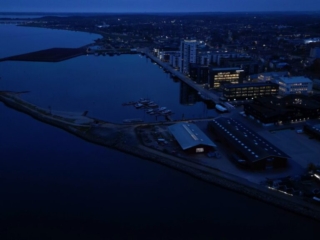 by-centrum-fjord-Krags Brygge-fjordtårnet-havn-holbaek-nat-dronefoto-tslfilm-tsl-film-ID 065 by-centrum-fjord-Krags Brygge-fjordtårnet-havn-holbaek-nat-dronefoto-tslfilm-tsl-film