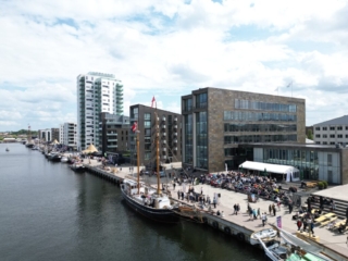 by-centrum-fjord-havn-fjordtårnet-krags-brygge-dag-fjordtårnet-skvulp-havnefestival-holbaek-træskib-dronefoto-tslfilm-tsl-film-ID 012 by-centrum-fjord-havn-fjordtårnet-krags-brygge-dag-fjordtårnet-skvulp-havnefestival-holbaek-træskib-dronefoto-tslfilm-tsl-film