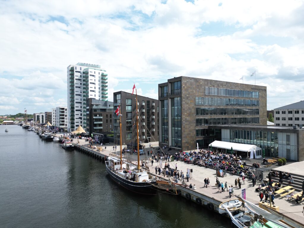 by-centrum-fjord-havn-fjordt&aring;rnet-krags-brygge-dag-fjordt&aring;rnet-skvulp-havnefestival-holbaek-tr&aelig;skib-dronefoto-tslfilm-tsl-film