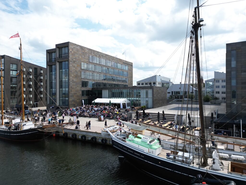 Holb&aelig;k havn med Fjordt&aring;rnet p&aring; Krags Brygge