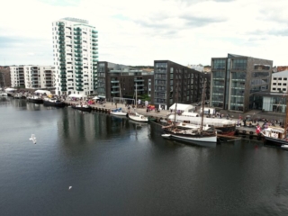 by-centrum-fjord-havn-fjordtårnet-krags-brygge-skvulp-havnefestival-holbaek-dag-dronefoto-tslfilm-tsl-film-ID 008 by-centrum-fjord-havn-fjordtårnet-krags-brygge-skvulp-havnefestival-holbaek-dag-dronefoto-tslfilm-tsl-film