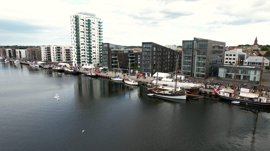 by-centrum-fjord-havn-fjordt&aring;rnet-krags-brygge-skvulp-havnefestival-holbaek-dag-dronefoto-tslfilm-tsl-film