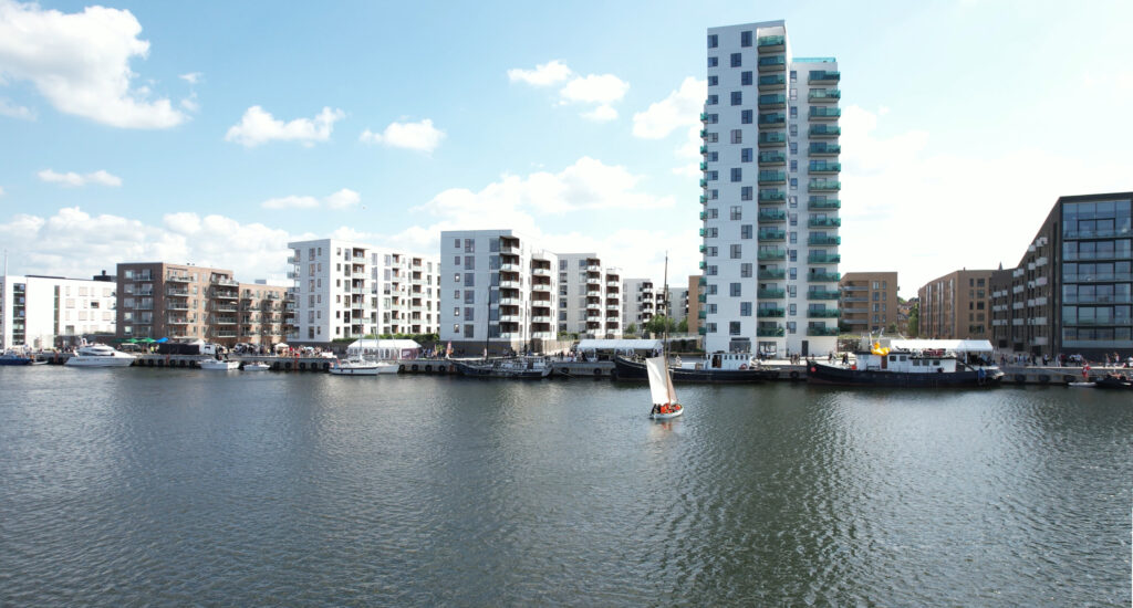 by-centrum-fjord-havn-fjordt&aring;rnet-krags-brygge-skvulp-havnefestival-holbaek-dag-dronefoto-tslfilm-tsl-film