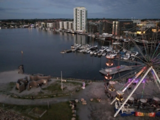 by-centrum-fjord-havn-fjordtårnet-krags-brygge-skvulp-havnefestival-holbaek-pariserhjul-aften-dronefoto-tslfilm-tsl-film-ID 002 by-centrum-fjord-havn-fjordtårnet-krags-brygge-skvulp-havnefestival-holbaek-pariserhjul-aften-dronefoto-tslfilm-tsl-film