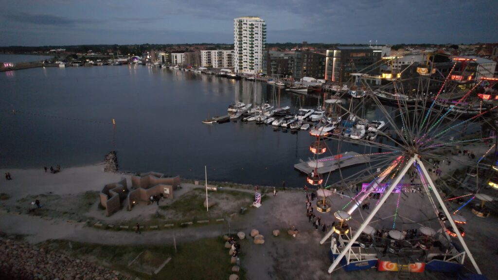 by-centrum-fjord-havn-fjordt&aring;rnet-krags-brygge-skvulp-havnefestival-holbaek-pariserhjul-aften-dronefoto-tslfilm-tsl-film
