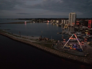 by-centrum-fjord-havn-fjordtårnet-krags-brygge-skvulp-havnefestival-holbaek-pariserhjul-aften-dronefoto-tslfilm-tsl-film-ID 007 by-centrum-fjord-havn-fjordtårnet-krags-brygge-skvulp-havnefestival-holbaek-pariserhjul-aften-dronefoto-tslfilm-tsl-film