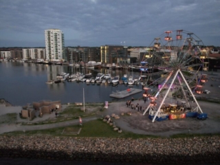 by-centrum-fjord-havn-fjordtårnet-krags-brygge-skvulp-havnefestival-holbaek-pariserhjul-aften-dronefoto-tslfilm-tsl-film-ID 010 by-centrum-fjord-havn-fjordtårnet-krags-brygge-skvulp-havnefestival-holbaek-pariserhjul-aften-dronefoto-tslfilm-tsl-film