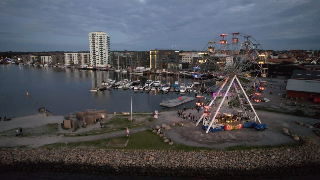 by-centrum-fjord-havn-fjordt&aring;rnet-krags-brygge-skvulp-havnefestival-holbaek-pariserhjul-aften-dronefoto-tslfilm-tsl-film