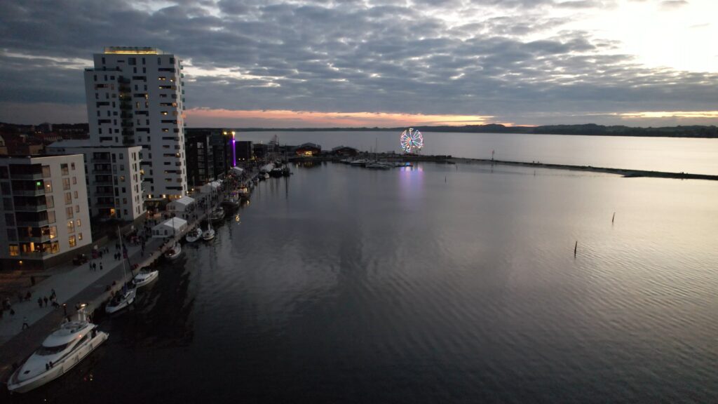 by-centrum-fjord-havn-fjordt&aring;rnet-krags-brygge-skvulp-havnefestival-holbaek-pariserhjul-aften-dronefoto-tslfilm-tsl-film