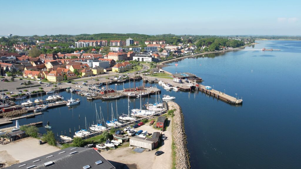 by-centrum-fjord-gammel-havn-holbaek-dag-dronefoto-tslfilm-tsl-film