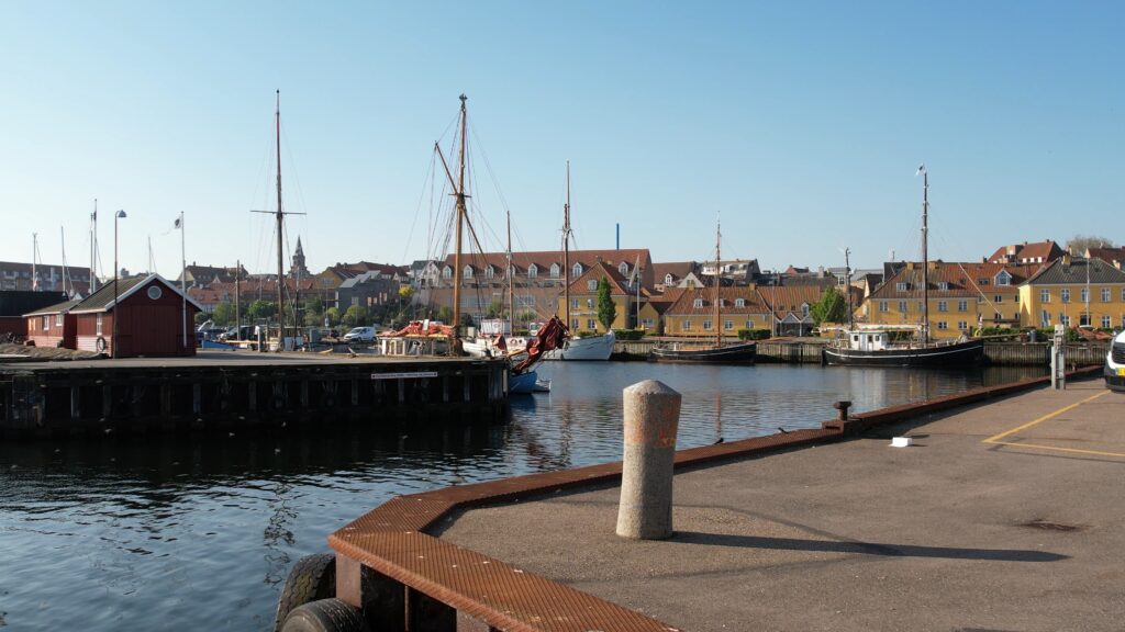 by-centrum-fjord-gammel-havn-holbaek-dag-dronefoto-tslfilm-tsl-film