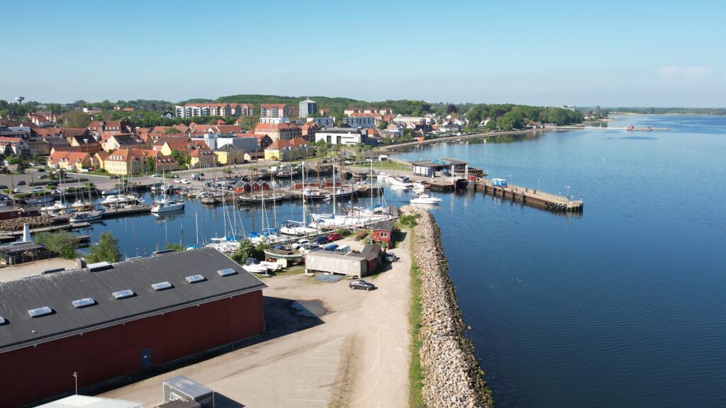 by-centrum-fjord-gammel-havn-holbaek-dag-dronefoto-tslfilm-tsl-film