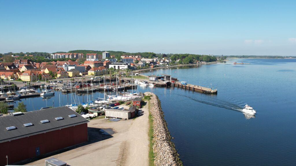 by-centrum-fjord-gammel-havn-holbaek-dag-dronefoto-tslfilm-tsl-film