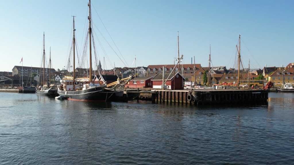 by-centrum-fjord-gammel-havn-holbaek-dag-dronefoto-tslfilm-tsl-film