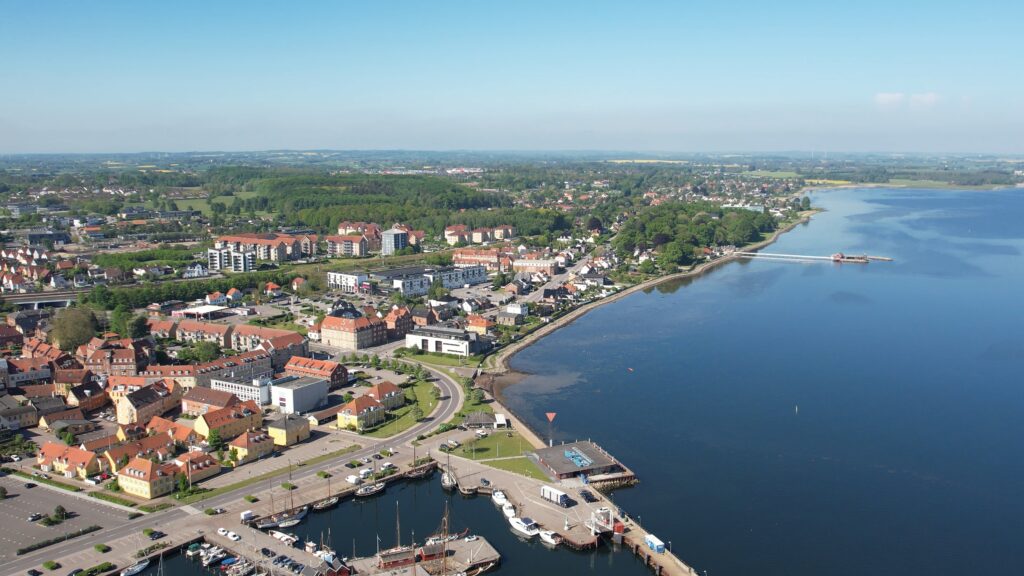 by-centrum-fjord-gammel-havn-holbaek-dag-dronefoto-tslfilm-tsl-film