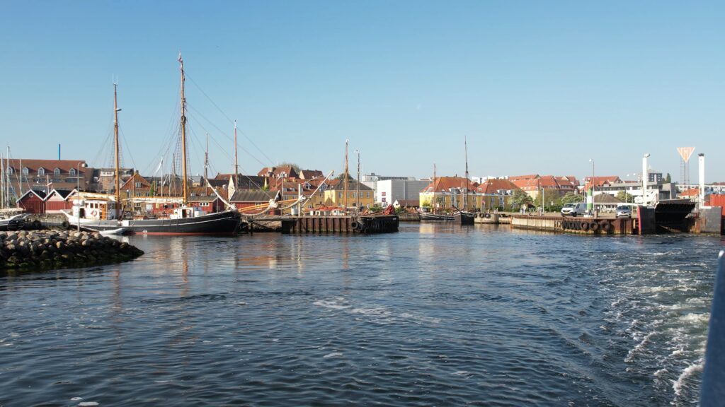 by-centrum-fjord-gammel-havn-holbaek-dag-dronefoto-tslfilm-tsl-film