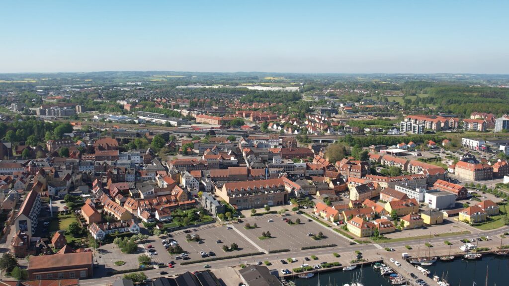 by-centrum-vest-fjord-gammel-havn-holbaek-dag-dronefoto-tslfilm-tsl-film