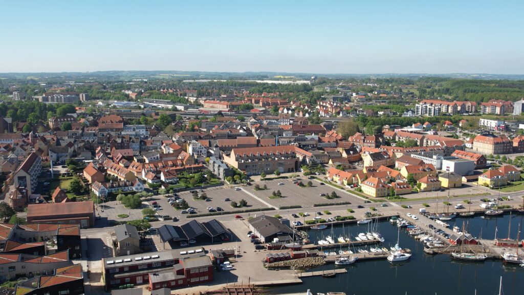 by-centrum-vest-fjord-gammel-havn-holbaek-dag-dronefoto-tslfilm-tsl-film