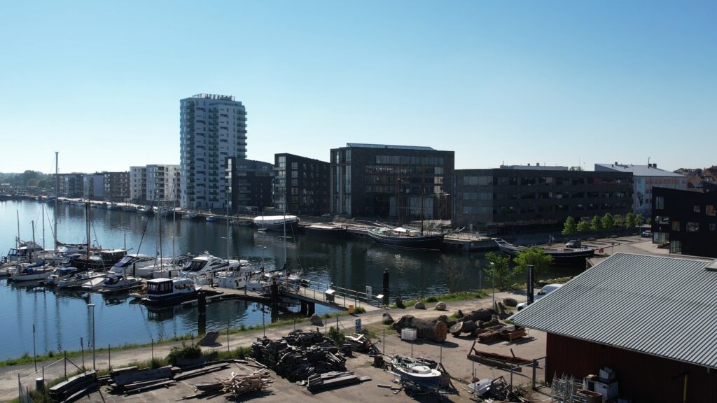 by-centrum-fjord-havn-Krags Brygge-fjordt&aring;rnet-holbaek-dag-dronefoto-tslfilm-tsl-film