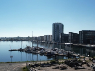by-centrum-fjord-havn-Krags Brygge-fjordtårnet-holbaek-dag-dronefoto-tslfilm-tsl-film-ID112 by-centrum-fjord-havn-Krags Brygge-fjordtårnet-holbaek-dag-dronefoto-tslfilm-tsl-film