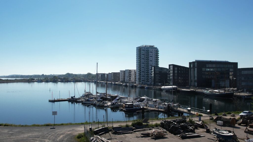 by-centrum-fjord-havn-Krags Brygge-fjordt&aring;rnet-holbaek-dag-dronefoto-tslfilm-tsl-film