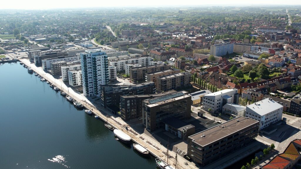 by-centrum-fjord-havn-Krags Brygge-fjordt&aring;rnet-holbaek-dag-dronefoto-tslfilm-tsl-film