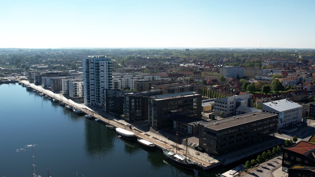 by-centrum-fjord-havn-Krags Brygge-fjordt&aring;rnet-holbaek-dag-dronefoto-tslfilm-tsl-film