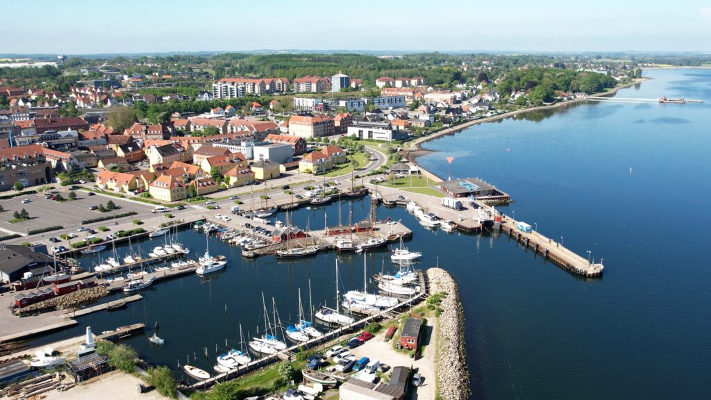 by-centrum-fjord-gammel-havn-holbaek-dag-dronefoto-tslfilm-tsl-film