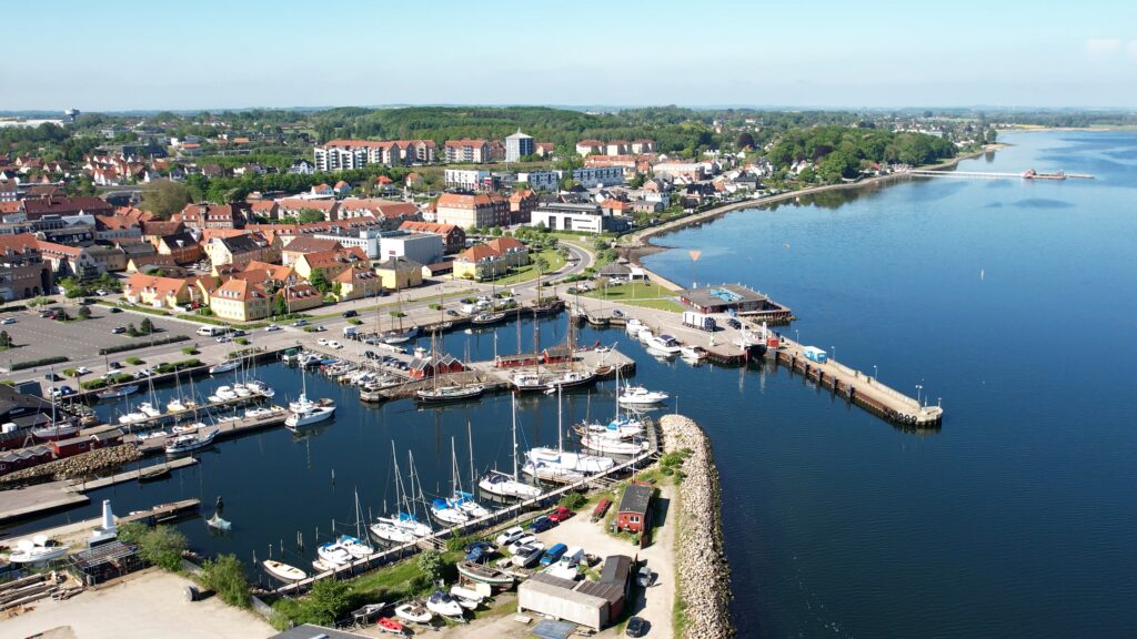by-centrum-fjord-gammel-havn-holbaek-dag-dronefoto-tslfilm-tsl-film