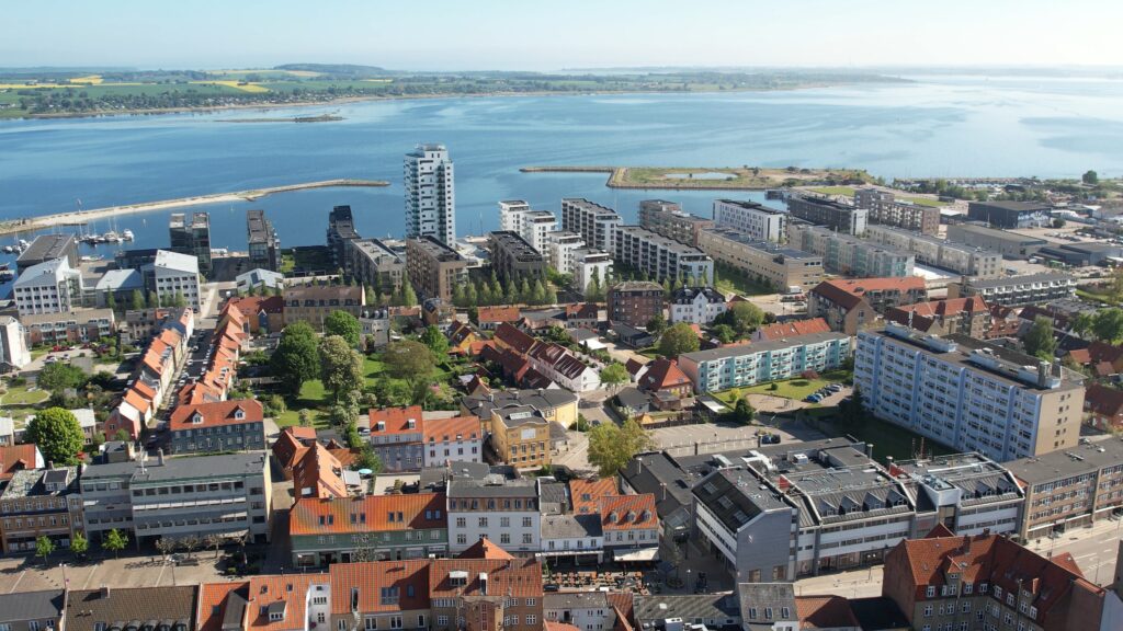 by-centrum-fjord-fjordt&aring;rnet-holbaek-dag-dronefoto-tslfilm-tsl-film