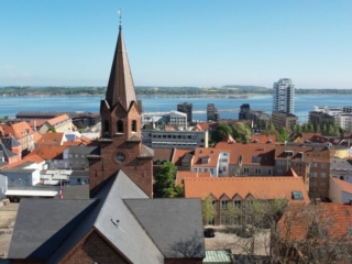 by-centrum-fjord-fjordtårnet-kirken-holbaek-dag-dronefoto-tslfilm-tsl-film-ID119 by-centrum-fjord-fjordtårnet-kirken-holbaek-dag-dronefoto-tslfilm-tsl-film