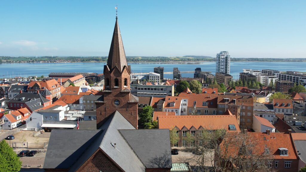 by-centrum-fjord-fjordt&aring;rnet-kirken-holbaek-dag-dronefoto-tslfilm-tsl-film