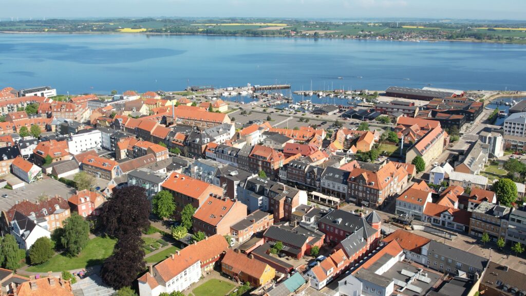 by-centrum-fjord-havn-gammel-holbaek-dag-dronefoto-tslfilm-tsl-film