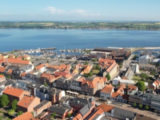 by-centrum-fjord-havn-gammel-holbaek-dag-dronefoto-tslfilm-tsl-film-ID121 by-centrum-fjord-havn-gammel-holbaek-dag-dronefoto-tslfilm-tsl-film