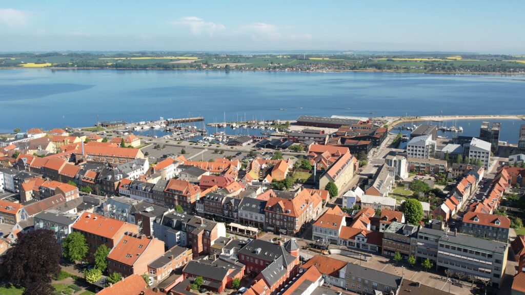 by-centrum-fjord-havn-gammel-holbaek-dag-dronefoto-tslfilm-tsl-film