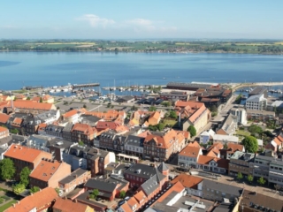 by-centrum-fjord-havn-gammel-holbaek-dag-dronefoto-tslfilm-tsl-film-ID122 by-centrum-fjord-havn-gammel-holbaek-dag-dronefoto-tslfilm-tsl-film
