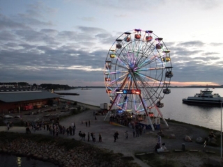 by-centrum-fjord-havn-orø-færge-skvulp-havnefestival-holbaek-pariserhjul-aften-dronefoto-tslfilm-tsl-film-ID 009 by-centrum-fjord-havn-orø-færge-skvulp-havnefestival-holbaek-pariserhjul-aften-dronefoto-tslfilm-tsl-film
