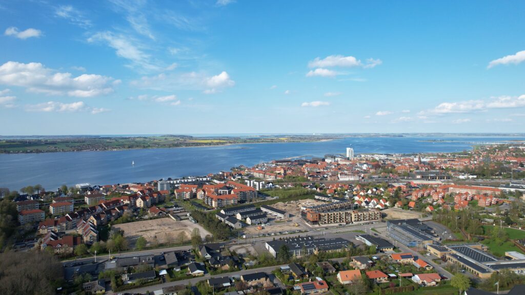 by-centrum-fjord-holbaek-fjordt&aring;rnet-dronefoto-tslfilm-tsl-film