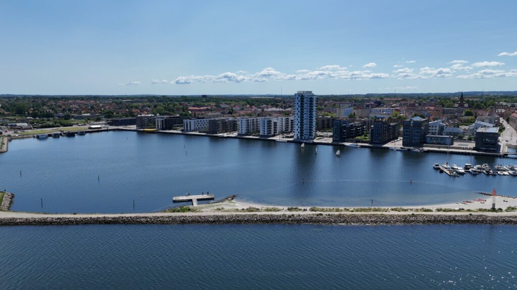 holb&aelig;k-by-centrum-fjord-strand- maritin-have-fjordt&aring;rnet-krags-brygge-tslfilm-tsl-film